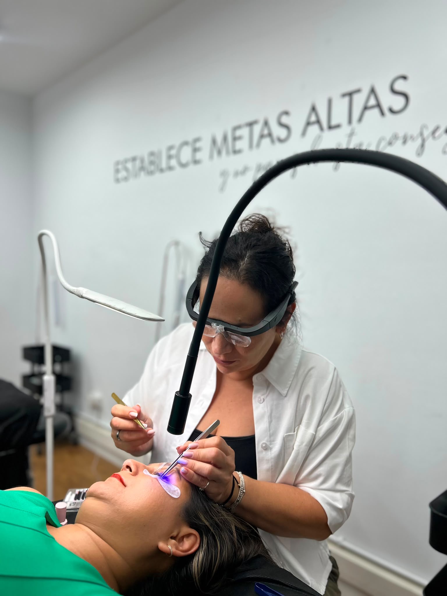 Adrianna Ferrari bei der Wimpernverlängerung in ihrem Studio in Remagen